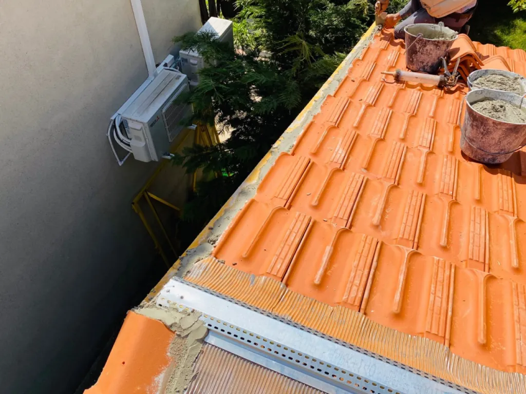 Réfection d’une toiture en tuiles plates de Marseille sur Port de Bouc près de Martigues