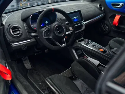 Client de Lorient ayant confié sa sportive Alpine A110R à Gloss Obsession pour une protection sur mesure.