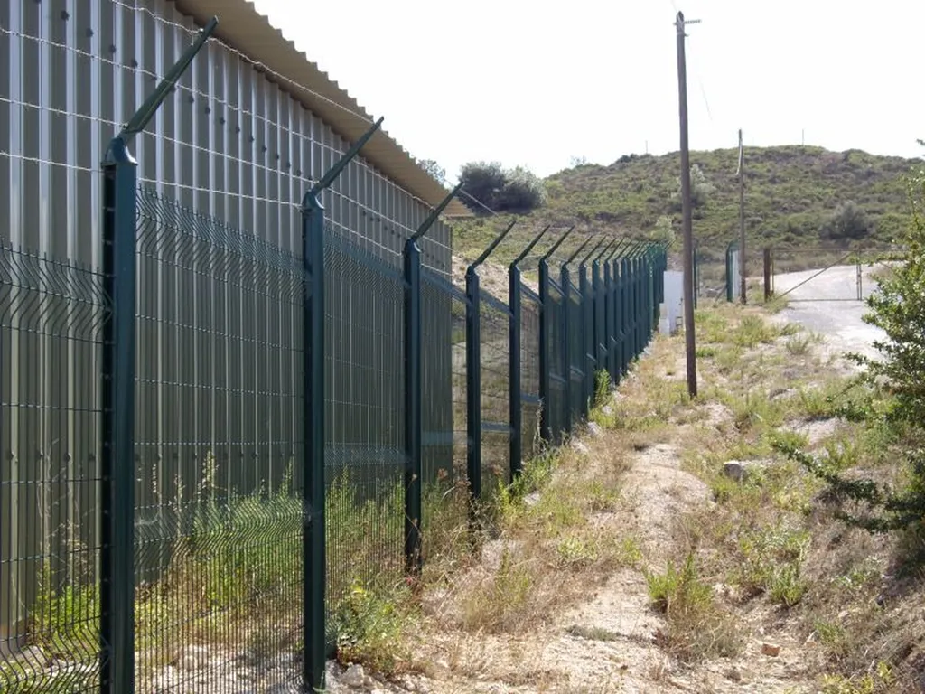 site industriel protégé par des panneaux soudé, bavolet et barbellet à la mede  