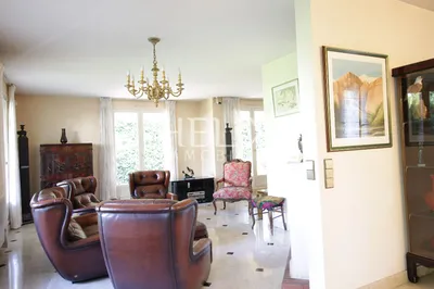 Comme une maison rue D'Alsace à Saint Germain en Laye vous avez la fôret domaniale à proximité de cet immeuble de caractère dans la plus belle ville des Yvelines à l'ouest de Paris