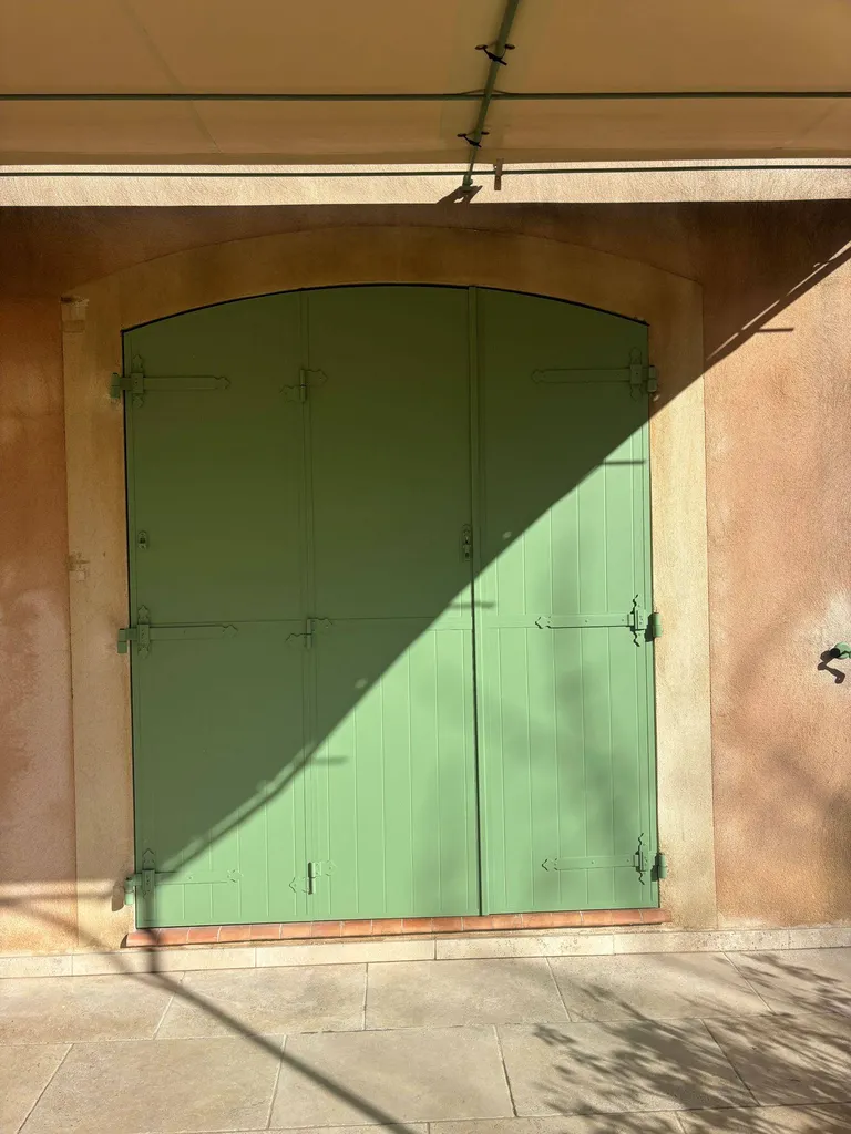 Installation de Volets Battants en Aluminium Aspect Provençal Cintrés