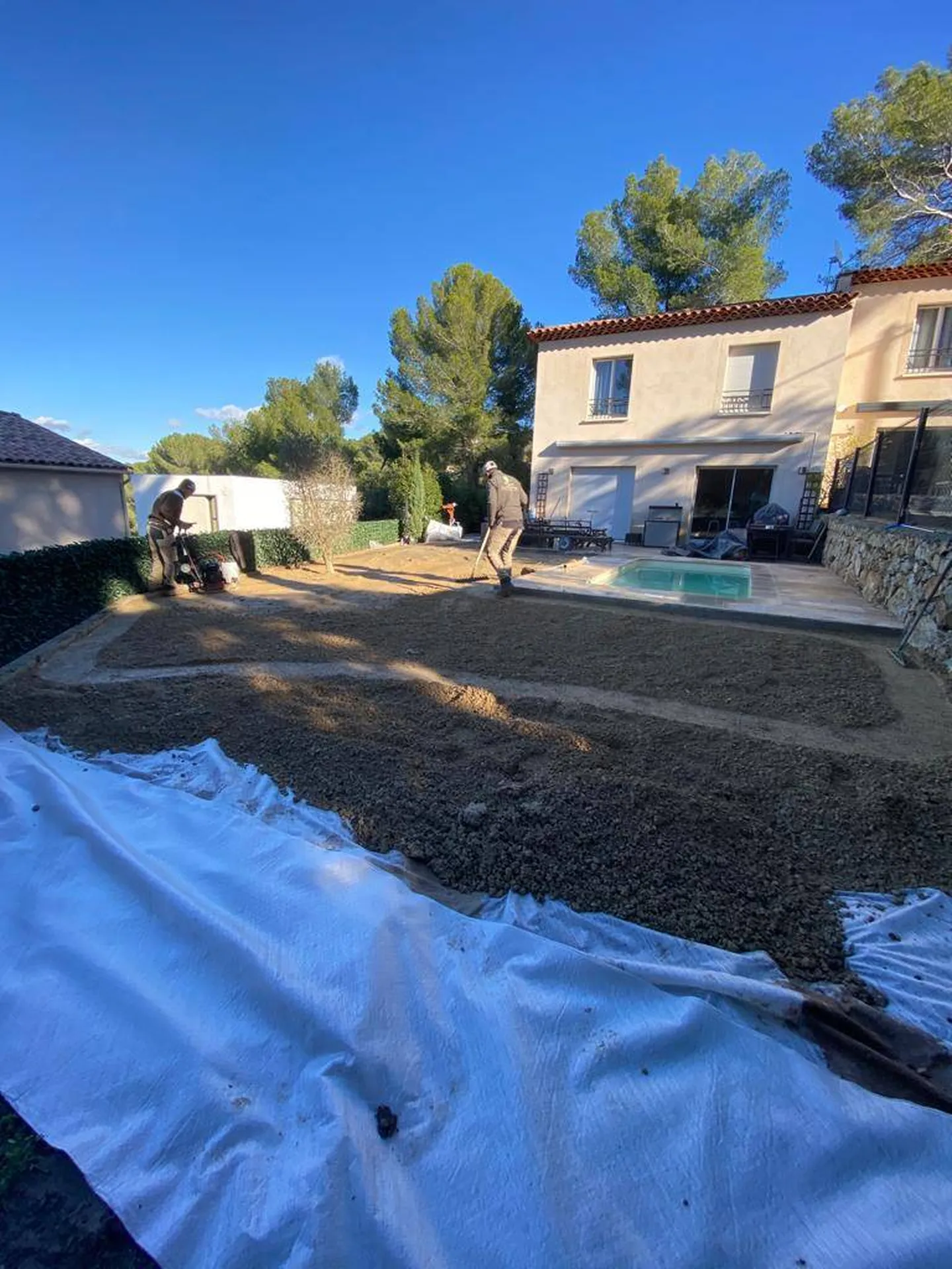 Réalisation de la couche de fond de forme avant pose du gazon à Vallauris