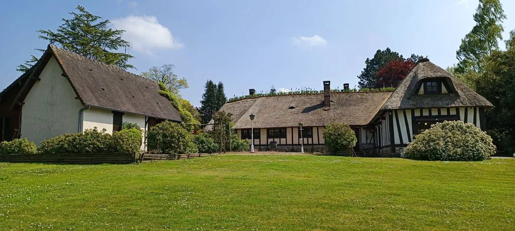 A acquérir, Propriété Normande et ses dépendances sur 1,5 hectare de parc planté, au sud de Pont-Audemer 27500