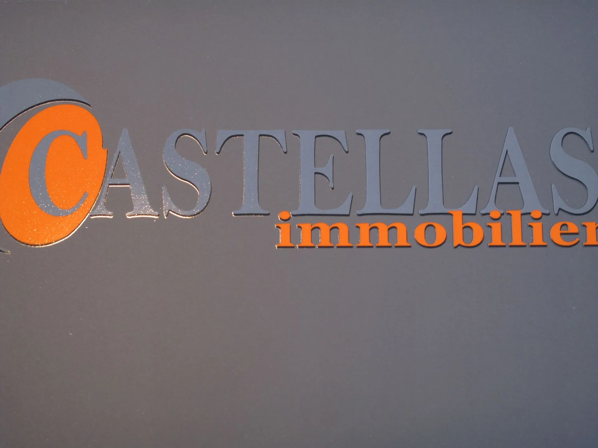 FONDS DE COMMERCE Cassis dans rue commerçante