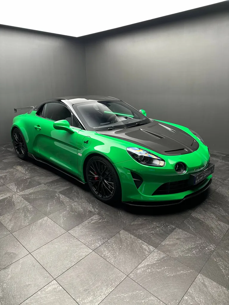 Pose de film de protection PPF sur une Alpine A110R près du Mans