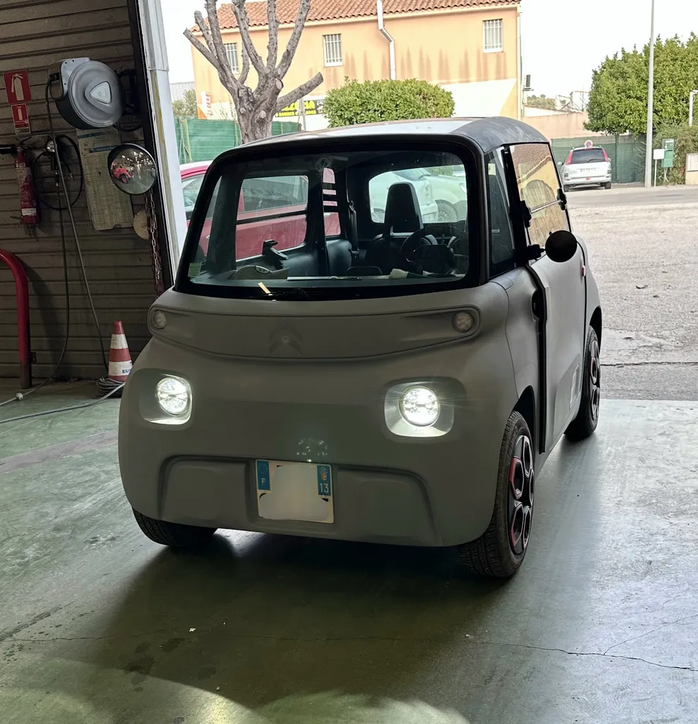 Une voiturette Citroën Ami effectue son contrôle technique chez Autosur Martigues près de Carry-le-Rouet