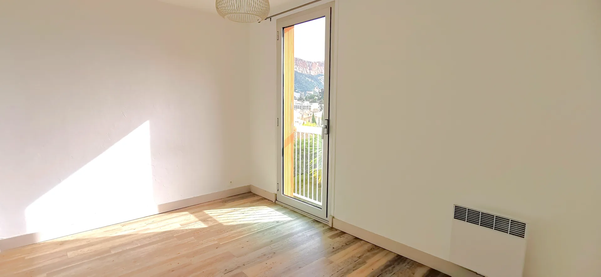 Vente appartement T3 Cassis  au 2ème étage d'un petit immeuble du centre avec balcon vue Cap Canaille