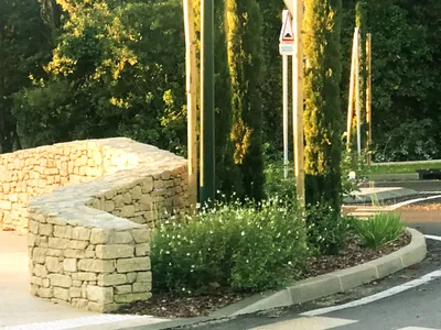 Paysagiste spécialisé, pour l'entretien des espaces publics dans les Alpilles, garantissant des paysages soignés et accueillants dans chaque commune