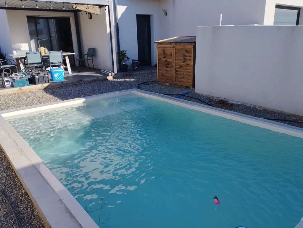 Pose d'une terrasse contour de piscine de 40 m² en itauba avec finitions soignées à Bessan proche de Mèze