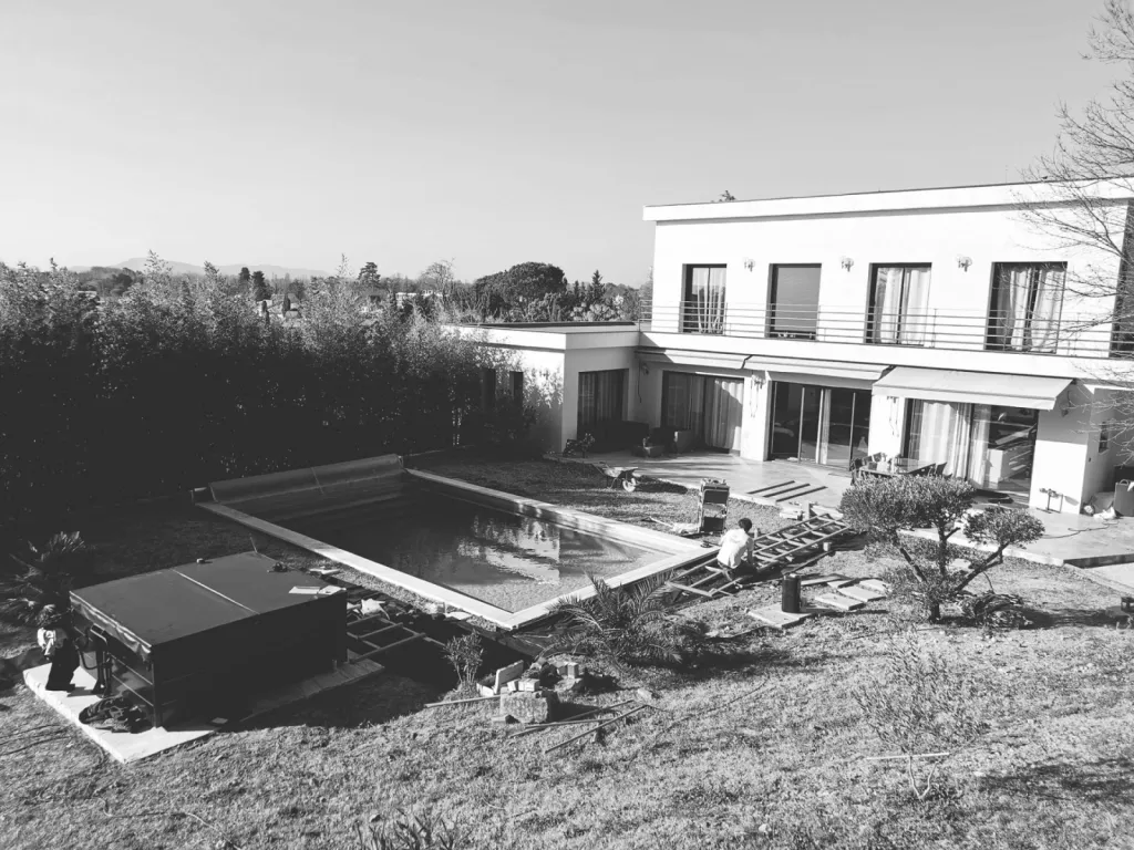 Installation d’un spa Napoli Luxe sur terrasse bois paysagée