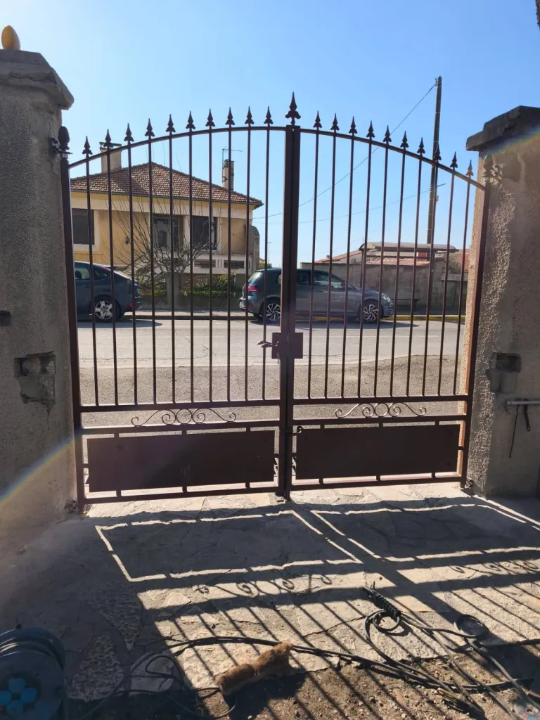 FABRICATION ET POSE PORTAIL FER FORGE DOUBLE VANTAUX SUR MESURE AVEC POINTES DE LANCE VOLUTES ROSACES MARTIGUES 13 BOUCHES DU RHONE