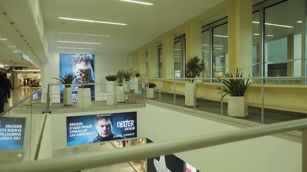 Réalisation d'une vidéo marketing/communication pour l'entreprise Clear Channel à l'occasion de la campagne Canal + pour  la série Dexter au centre commercial Les Halles à Paris