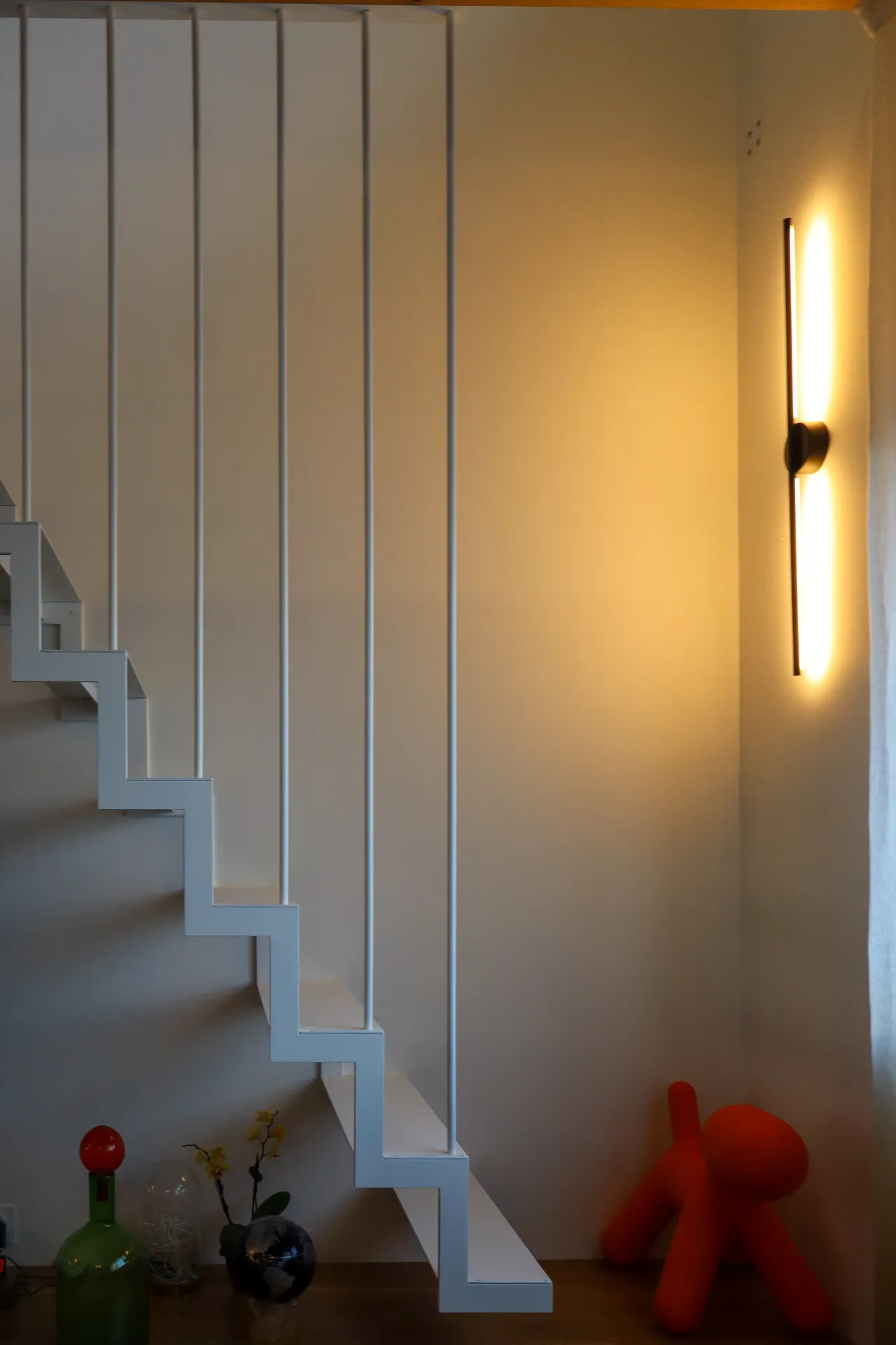 Escalier métal blanc quart-tournant avec garde-corps barreaux verticaux et mezzanine bois - menuisier sur mesure Ardèche