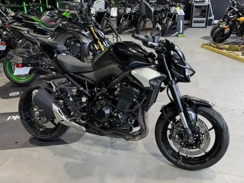 Kawasaki Z900 2025 - garantie 29/10/2029 - vue droite - Kawasaki Nîmes