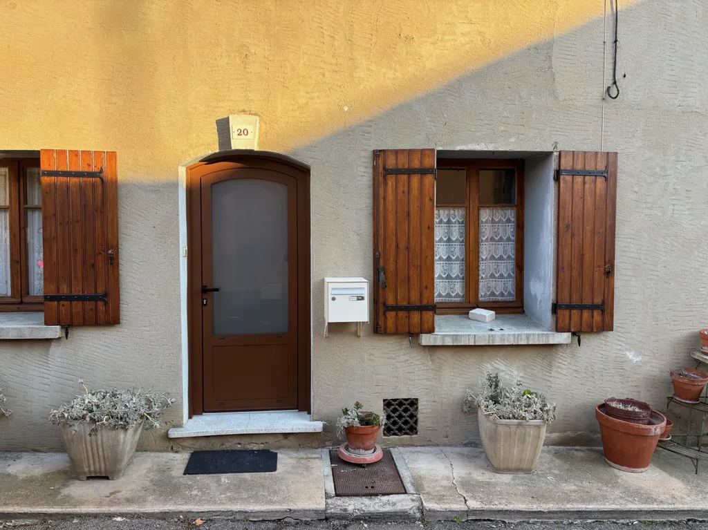 Installation d’une porte d’entrée cintrée en aluminium couleur rouille de la marque OuvertureS
