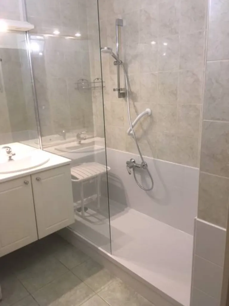 Installation d’une douche pour personne âgée à Agen dans le Lot et Garonne (47) Aquitaine. Remplacement de baignoire par douche senior