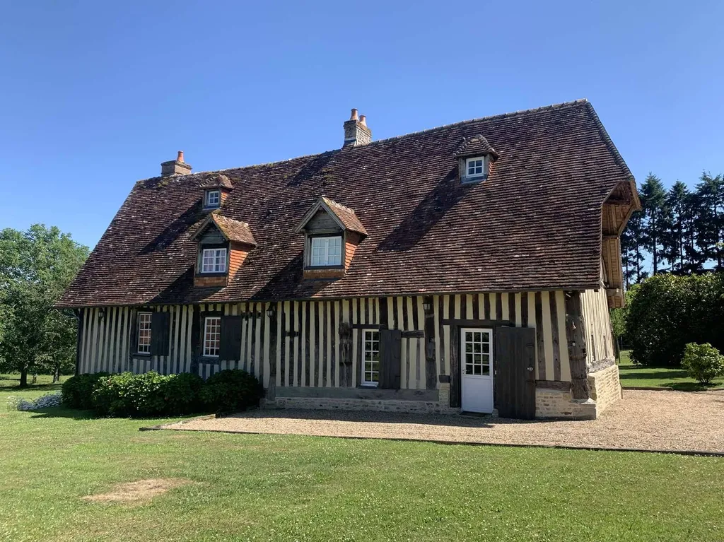 A VENDRE - PAYS D'AUGE DU CALVADOS : Région  PONT L'EVEQUE : Manoir NORMAND avec dépendances et 9 ha 25 a de terrain
