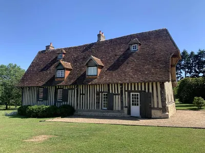 A VENDRE - PAYS D'AUGE DU CALVADOS : Région  PONT L'EVEQUE : Manoir NORMAND avec dépendances et 9 ha 25 a de terrain