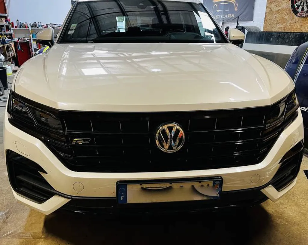 Réalisation d'un déchromage de calandre sur un Volkswagen Touareg à côté de Toulon dans le Var
