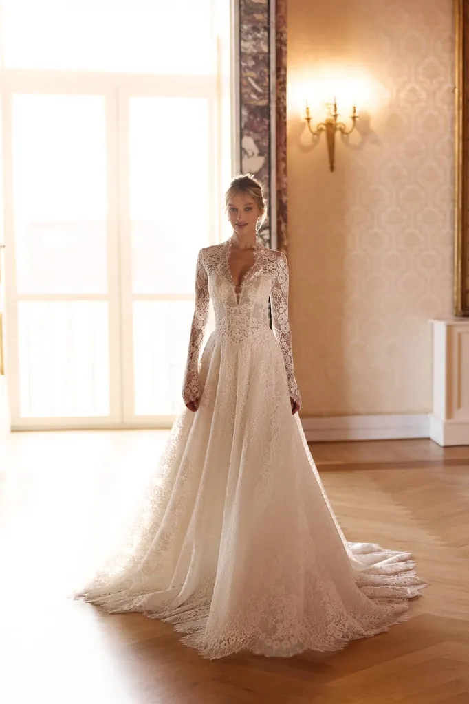 Robe de mariée petite princesse tout en dentelle à Marseille centre-ville