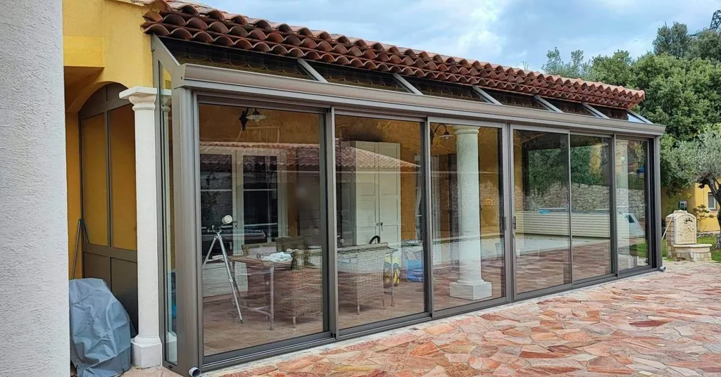 Plus qu'une véranda, une véritable extension de la pièce de vie en aluminium TECHNAL sur Bouc Bel Air dans les bouches du Rhone