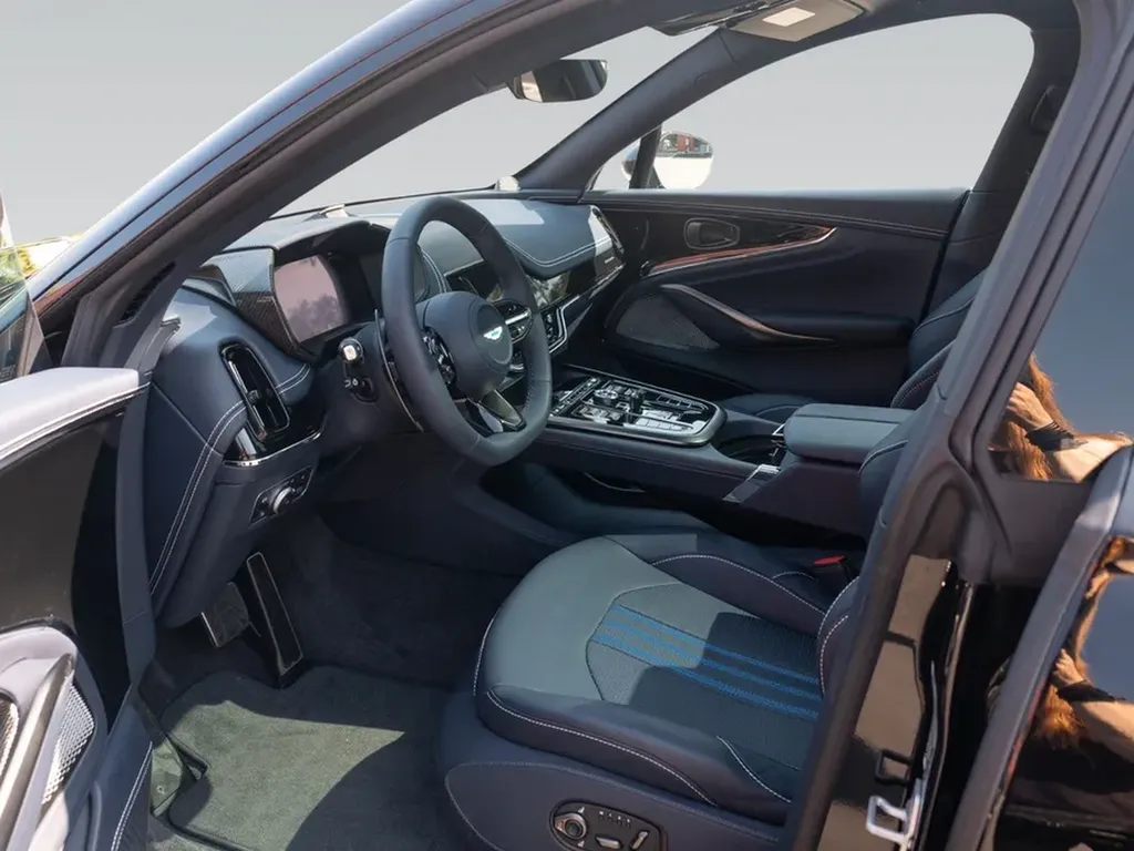 Habitacle avant Aston Martin DBX707 finition luxe sportive Bordeaux