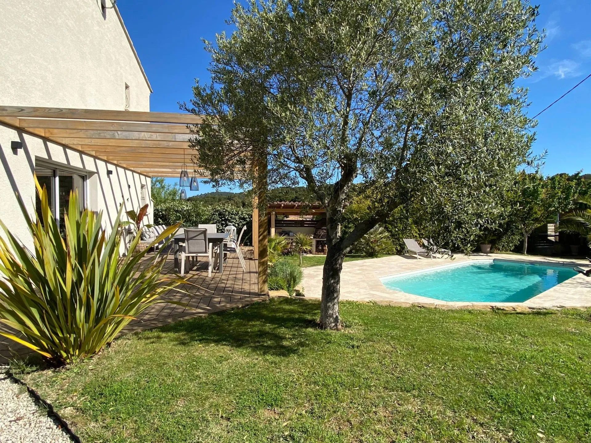 Maison T4 Roquefort la Bédoule quartier recherché Piscine, terrain plat et paysager 