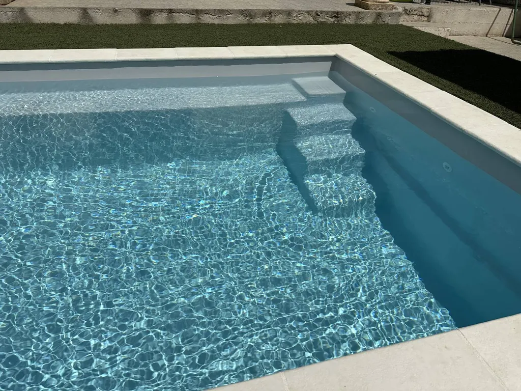 vue piscine avec escalier