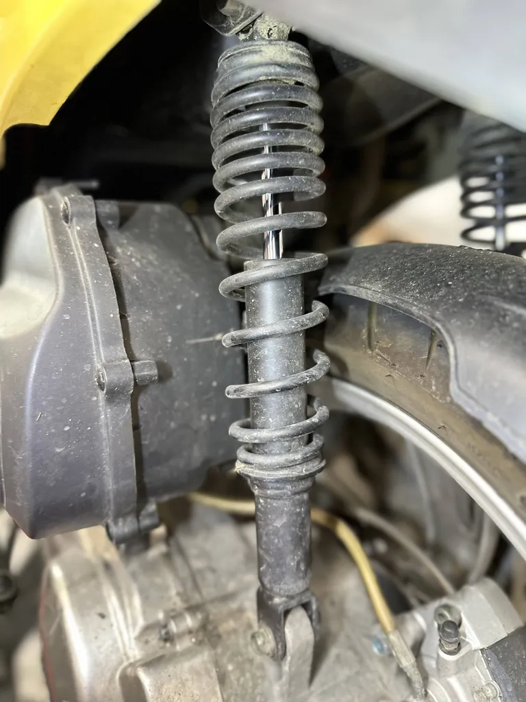 L'état des suspensions d'un scooter vérifié lors du contrôle technique chez Autosur Martigues près d'Istres