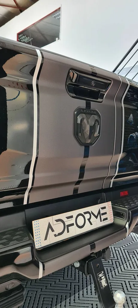 Application de sticker bandes sur un Dodge RAM de Grenoble en Auvergne-Rhône-Alpes