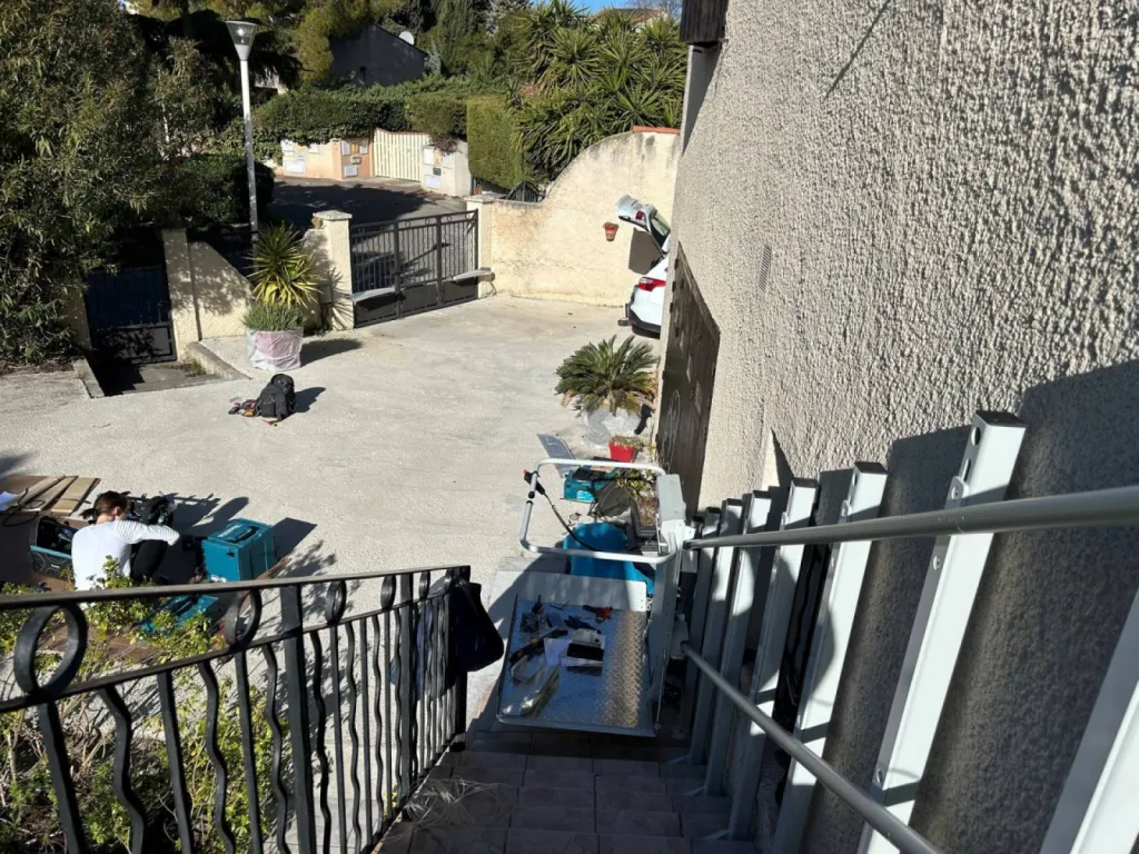 Installation d'une plateforme oblique Lehner Delta par Oval'Access dans cet escalier droit en extérieur à Vitrolles près de Marseille