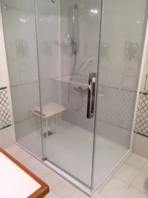 Remplacement baignoire par douche sénior sécurisée à Saint-Fons, Rhône (69)