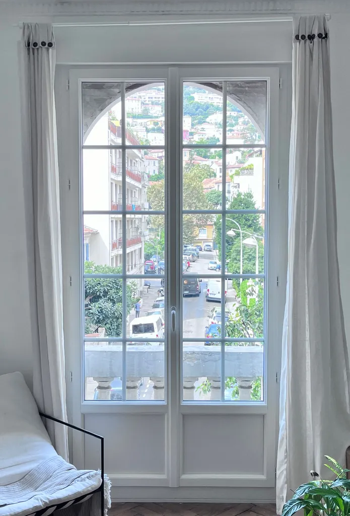 Porte-fenêtre pose en rénovation sur mesure avec petits bois pour confort et style