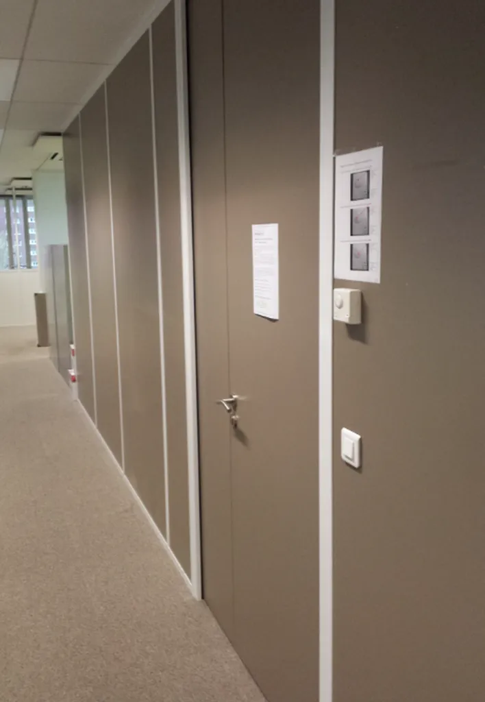 Aménagement de bureaux avec cloisons amovibles pleines à Nîmes 