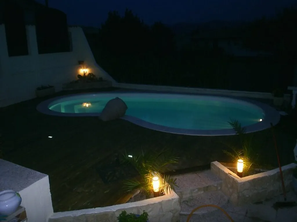 piscine vue de nuit avec lumières