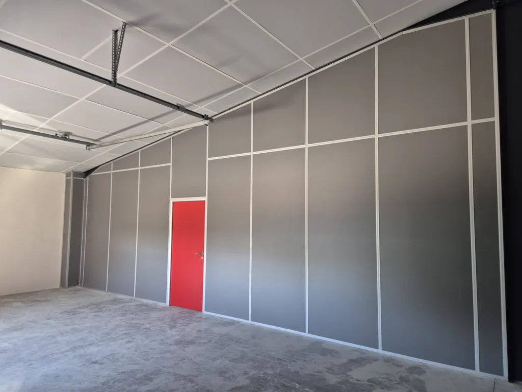 Projet d'ajout de bureaux individuels par des cloisons fixes avec isolation en laine de verre dans un entrepôt à Villefranche-sur-Saône dans le Beaujolais