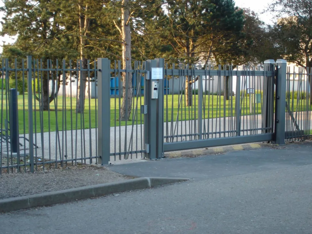 installateur de portail autoportant pour accès à un lycée dans l'Eure 27