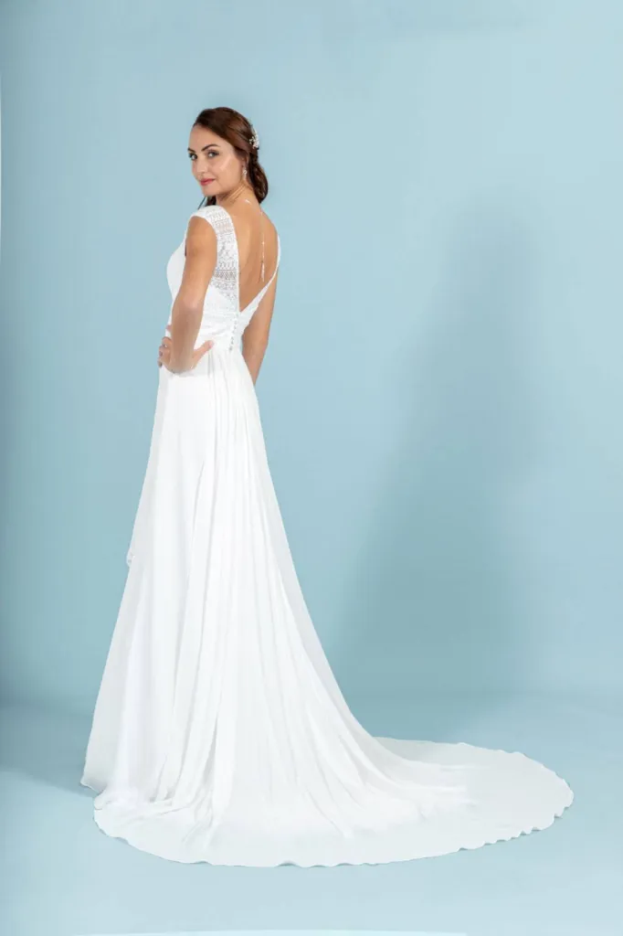 Robe de Mariée en dentelle graphique fluide Art de la nouvelle collection 