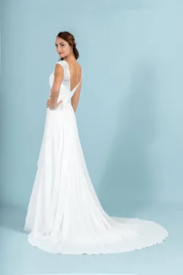 Robe de Mariée en dentelle graphique fluide Art de la nouvelle collection 