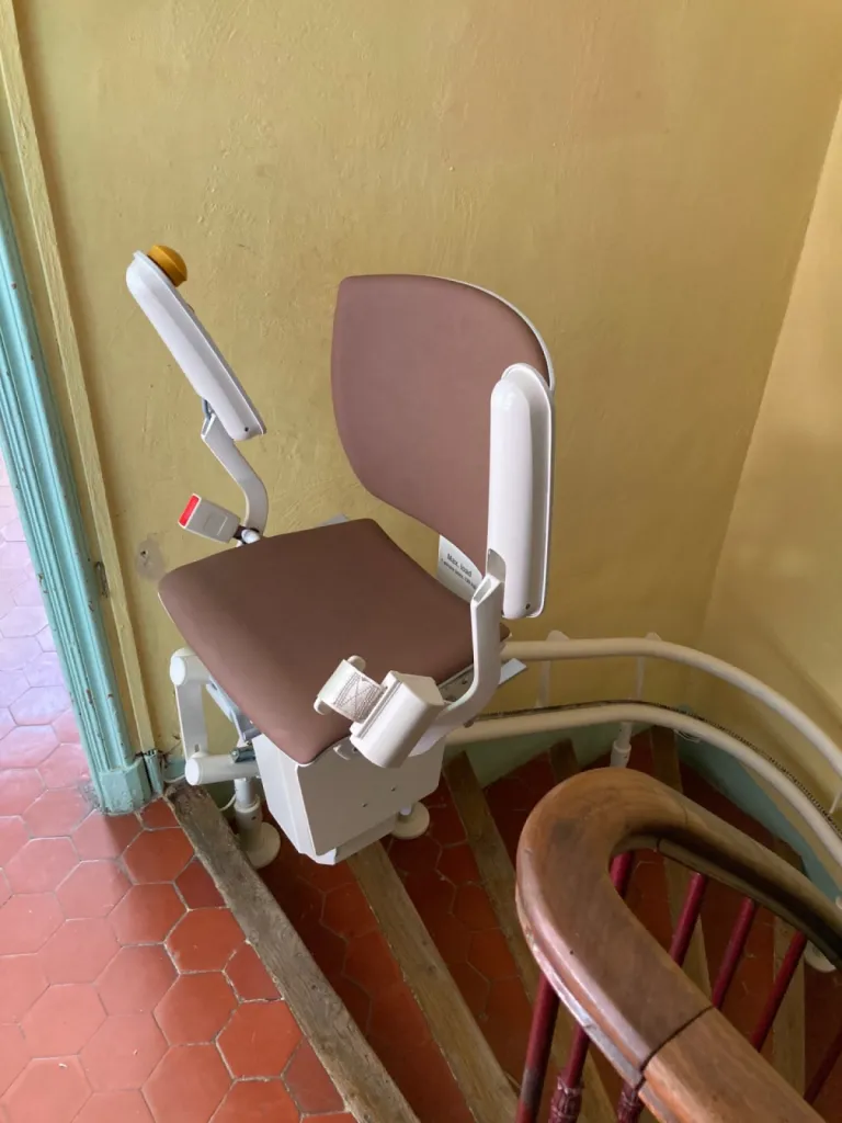 Installation d’un fauteuil monte escalier courbe chez un particulier à Toulon dans le Var