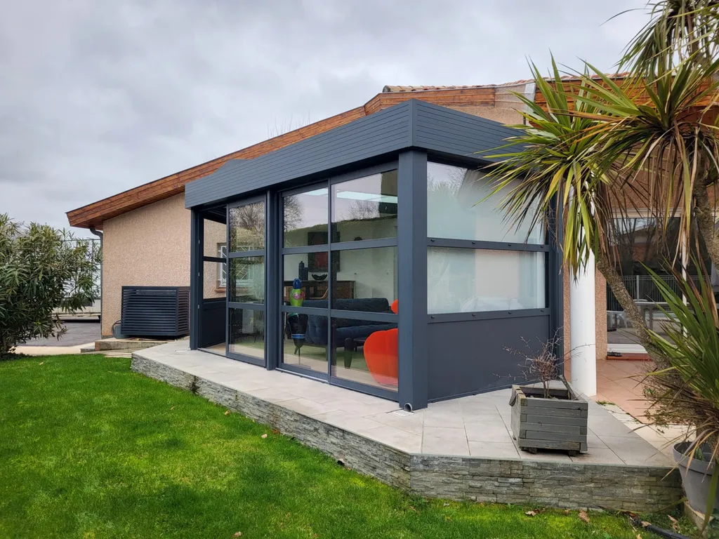 Extension toit plat aluminium sur mesure à L’Isle-Jourdain : créez un nouvel espace de vie lumineux et parfaitement intégré