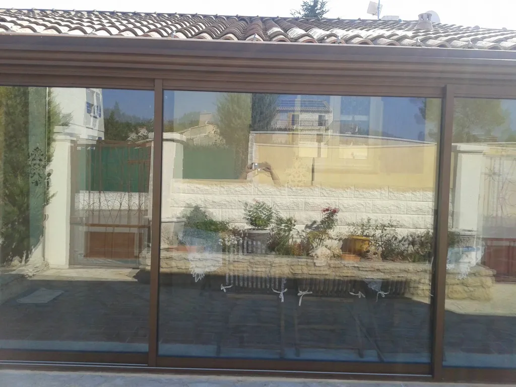 Réalisation d'une véranda en aluminium de teinte effet rouille sur GARGAS