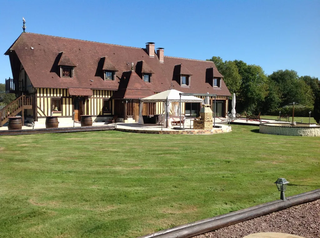 A vendre, agréable Propriété Normande et sa piscine chauffée sur un parc paysagé et clos d'environ 11 928m², au cœur du Pays d'Auge.