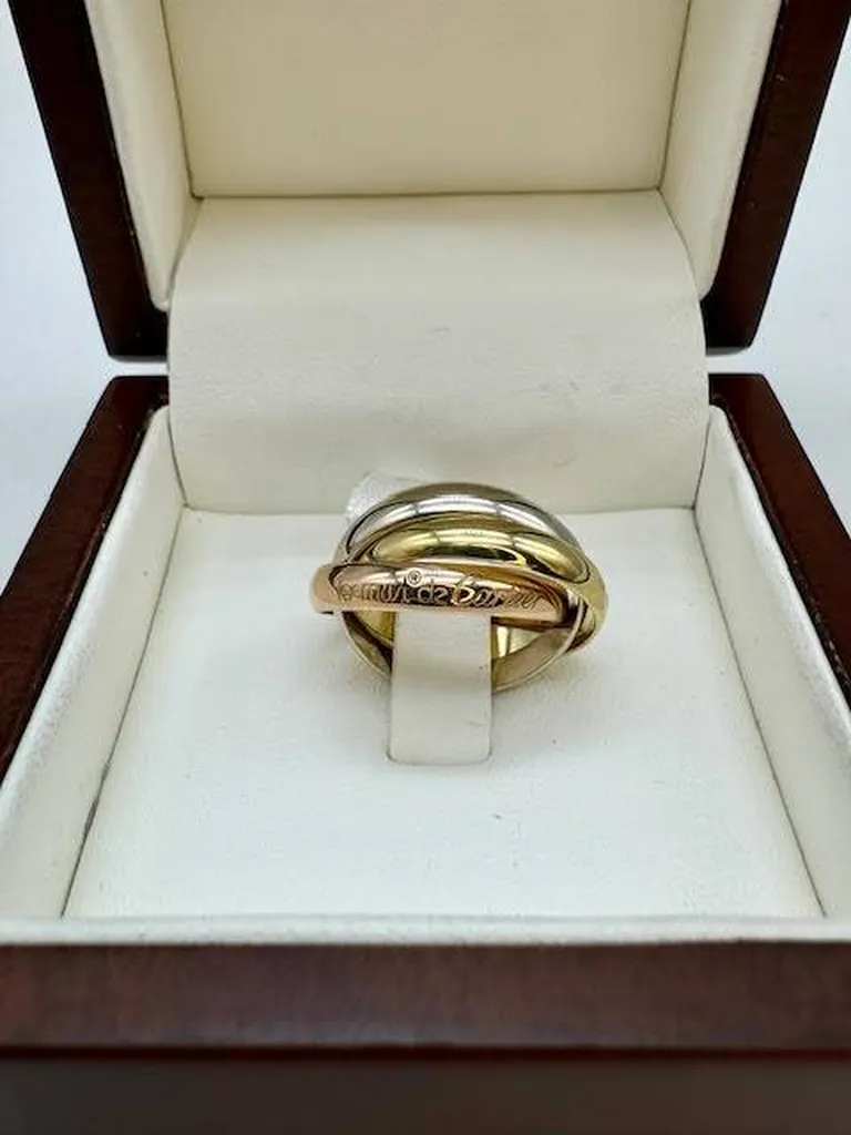 Élégance Tri-Or : Découvrez la Bague Must de Cartier chez Or Ligne