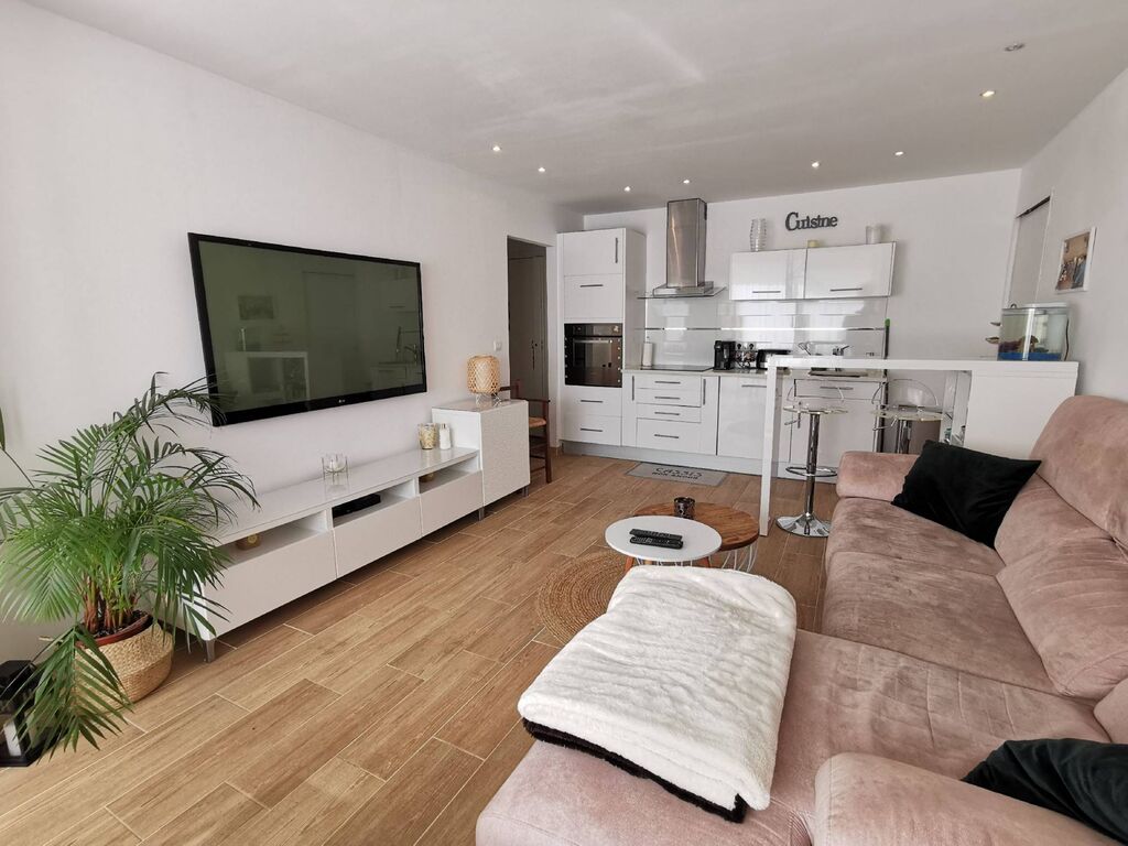 Appartement T3 Cassis sur les hauteurs dans copropriété avec piscine, gardien, parking et ascenseur 