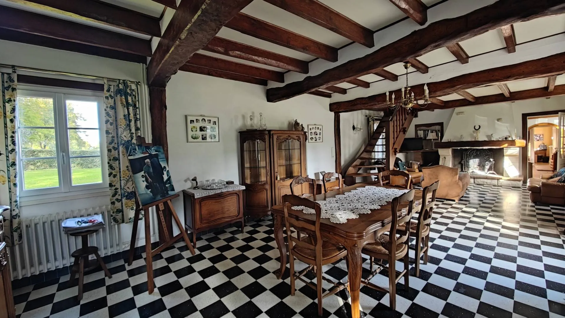 Longère de 153 m² avec dépendance sur 3300 m² de terrain, dans un village calme située à 20 mn de la Mer et de Dieppe, en Normandie, proche d'un bourg tous commerces.