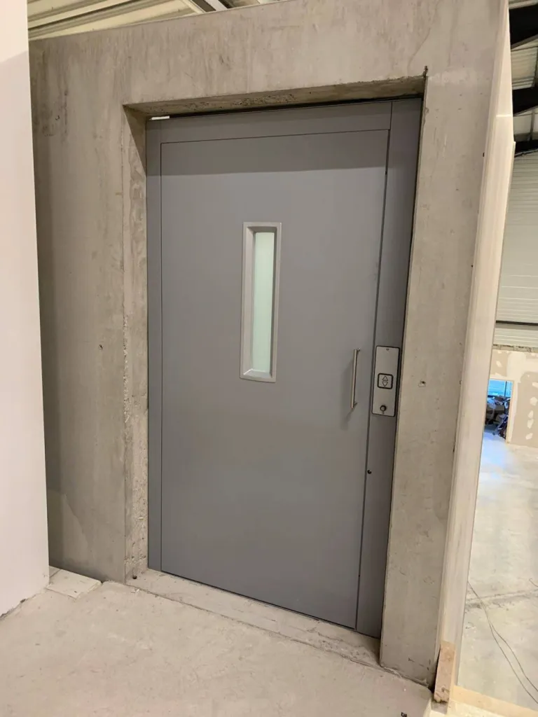 Installation d'un élévateur monte-charges VIMEC E07 dans un entrepôt logistique près d'Aix en Provence