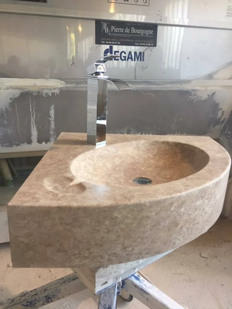 Tailleur de pierre à Valliguières entre Remoulins et Bagnols-sur-Cèze dans le Gard (30)