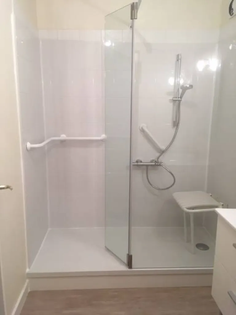 Remplacement baignoire par douche sénior sécurisée à Béziers, Hérault (34)