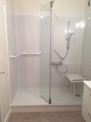 Remplacement baignoire par douche sénior sécurisée à Béziers, Hérault (34)